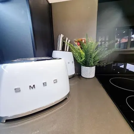 Dom wakacyjny Lovely House With Back Garden - Private Driveway