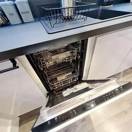 Lovely House With Back Garden - Private Driveway Glasgow