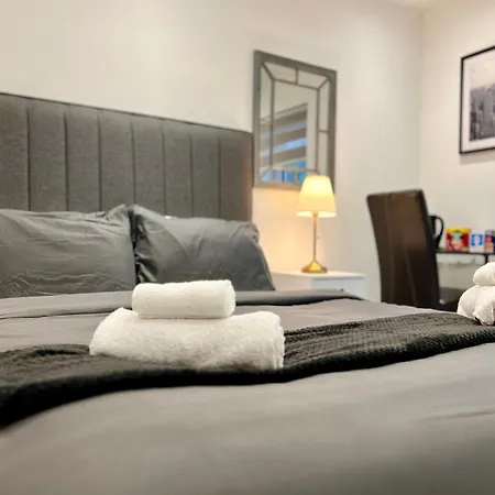 Privatunterkunft Private Bedroom - Modern Flat - West End