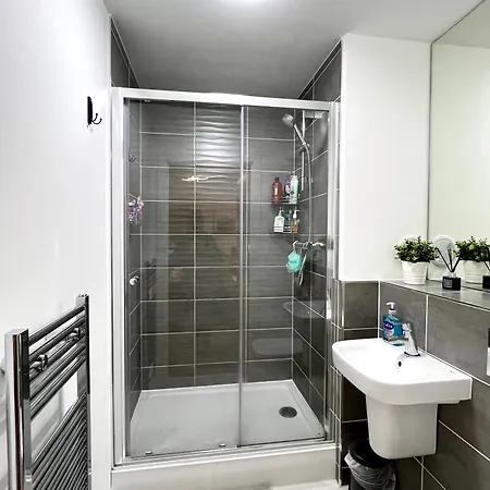 Private Bedroom - Modern Flat - West End