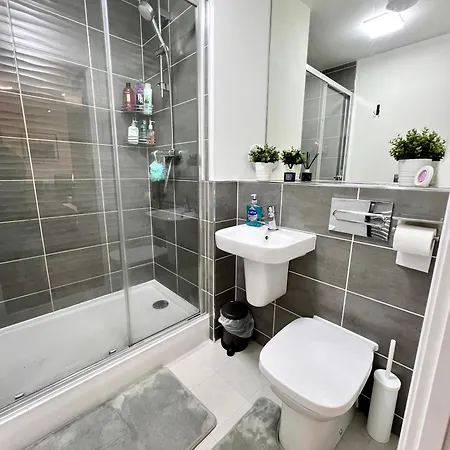 Private Bedroom - Modern Flat - West End Habitación en casa particular