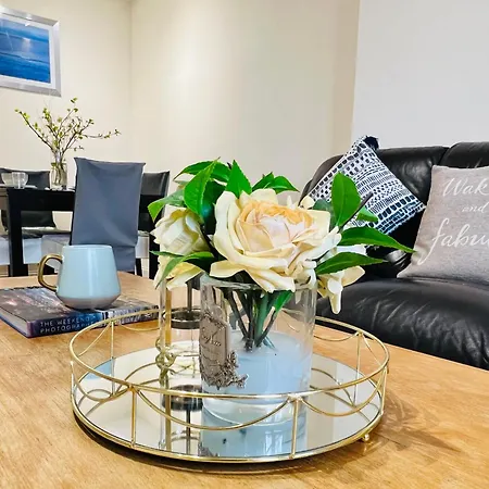 Cozy 2 Bed Just Minutes From Airport *