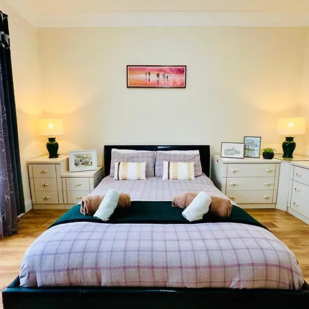 Apartament Cozy 2 Bed Just Minutes From Airport
