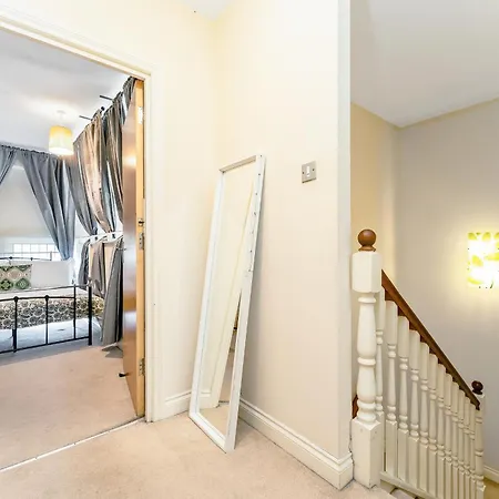 Апартаменты 5 Bed Finnieston Skyhigh Duplex With Parking *