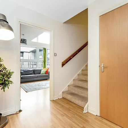 Апартаменты 5 Bed Finnieston Skyhigh Duplex With Parking