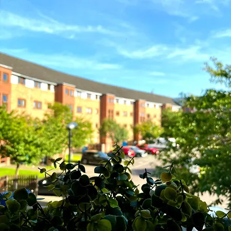 Stylish Modern Flat With Juliet Balcony & Parking Glasgow