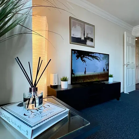 Apartment Stylish Modern Flat With Juliet Balcony & Parking *
