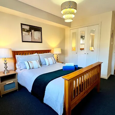 Stylish Modern Flat With Juliet Balcony & Parking Glasgow