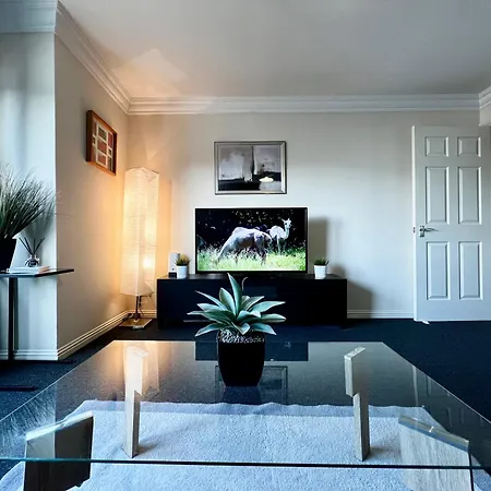 Apartment Stylish Modern Flat With Juliet Balcony & Parking *