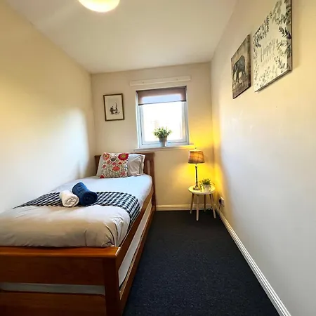 Apartment Stylish Modern Flat With Juliet Balcony & Parking *
