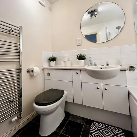 Apartment Stylish Modern Flat With Juliet Balcony & Parking *