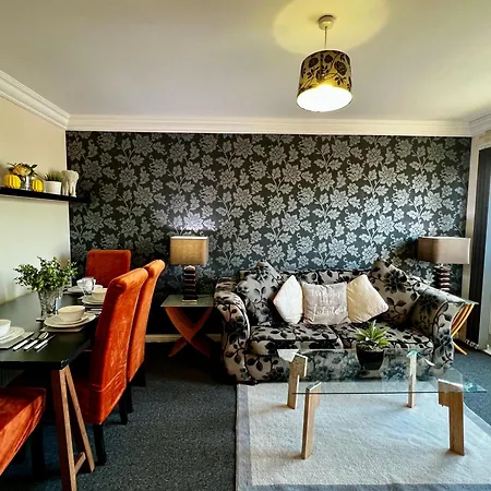 Stylish Modern Flat With Juliet Balcony & Parking