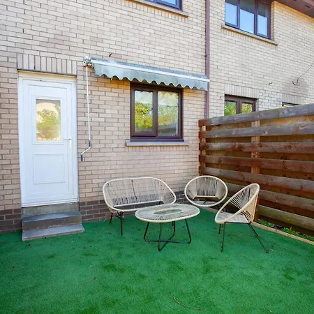 Stylish And Modern 2 Bed House *