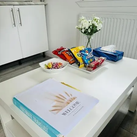 Entire Private 1 Bedroom - Guest In Apartament