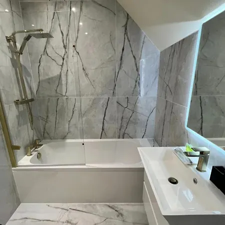 Holiday home 3 Bed - Sleeps 7 - Free Parking - Location *
