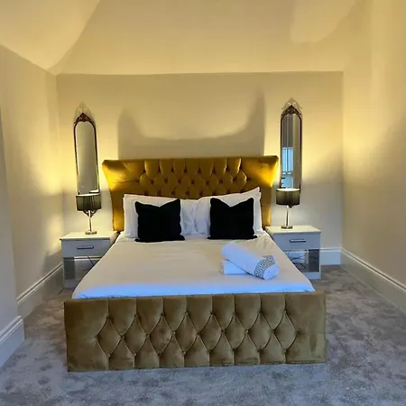 3 Bed - Sleeps 7 - Free Parking - Location Holiday home *