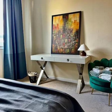 Two Bedroom Maisonette In The Heart Of The West End *