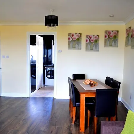 3 Bedroom - Free Parking & Wifi 350mbps * Glasgow