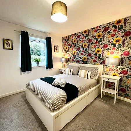 Ground Floor Flat With Free Parking & Wifi *