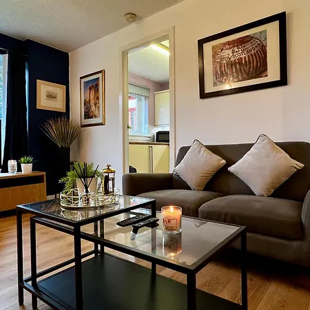 Ground Floor Flat With Free Parking & Wifi *