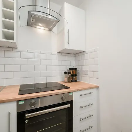 4 Beds - Gateway Getaway With Free Parking Apartment *