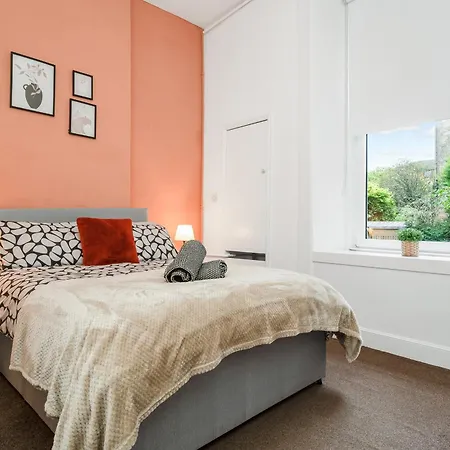 4 Beds - Gateway Getaway With Free Parking Apartment *