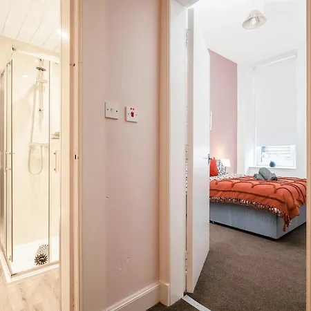 4 Beds - Gateway Getaway With Free Parking Glasgow
