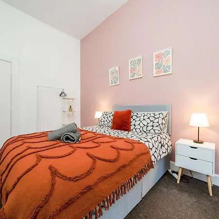 4 Beds - Gateway Getaway With Free Parking Apartment *