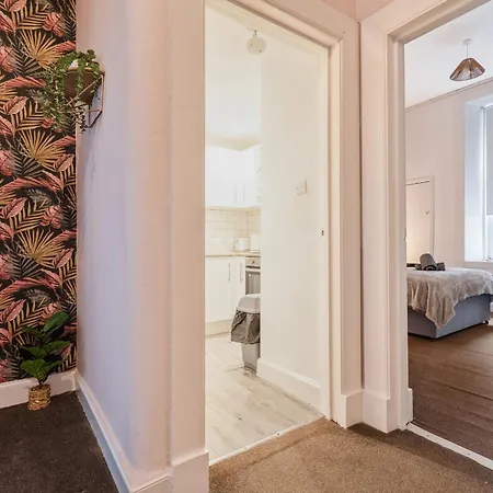 Apartment 4 Beds - Gateway Getaway With Free Parking *