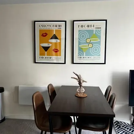 At Harbour With Balcony And River View Apartment Glasgow