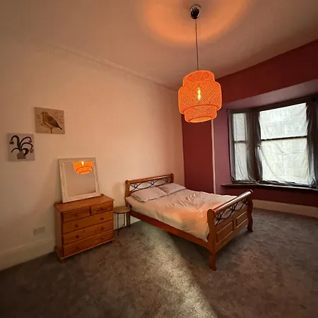 Spacious 5 Bedroom House Close To West End Glasgow