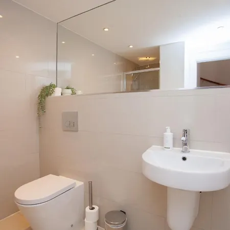 Charming Sandstone-basement In West End 度假居 *