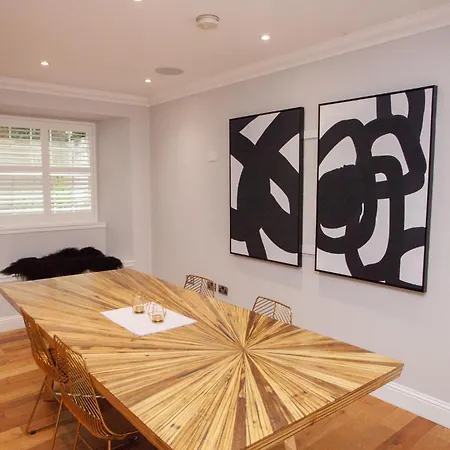 Charming Sandstone-basement In West End 度假居 *