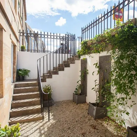Charming Sandstone-basement In West End Ferienhaus