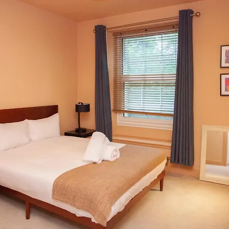 度假居 Charming Sandstone-basement In West End *