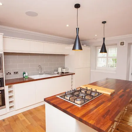 Charming Sandstone-basement In West End