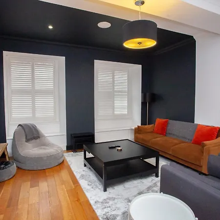 Charming Sandstone-basement In West End *