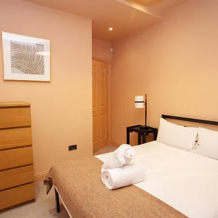 Charming Sandstone-basement In West End 度假居