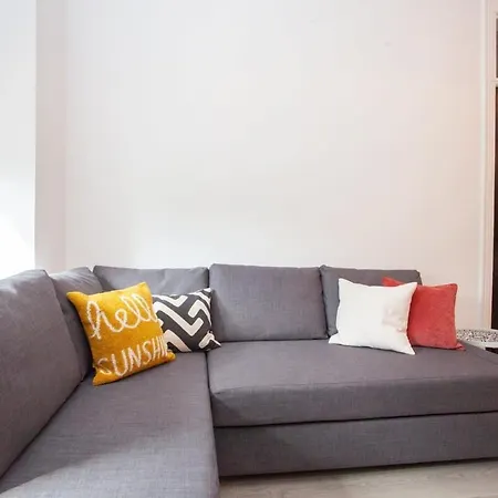 Stunning Flat In West End Location Апартаменты *