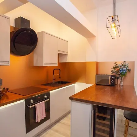 Stunning Flat In West End Location Апартаменты *