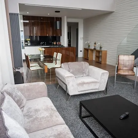 Stunning 3 Bed Penthouse In West End