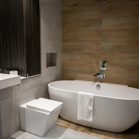 Stunning 3 Bed Penthouse In West End