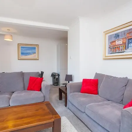 3 Bedroom Duplex With Free Parking *