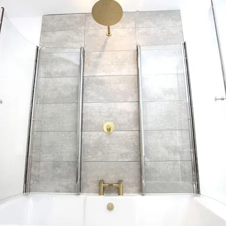 Three Bedroom Upper Flat In Jordanhill