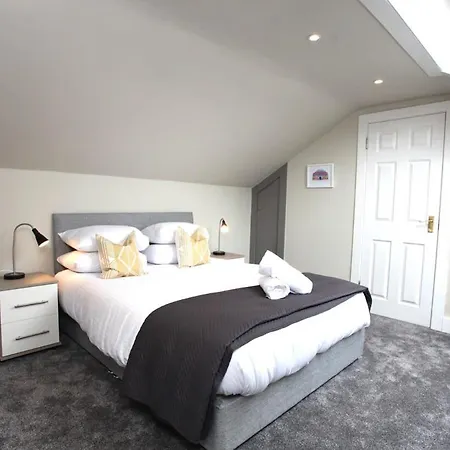 Three Bedroom Upper Flat In Jordanhill