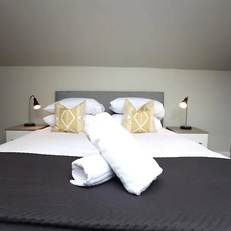 Three Bedroom Upper Flat In Jordanhill Глазго