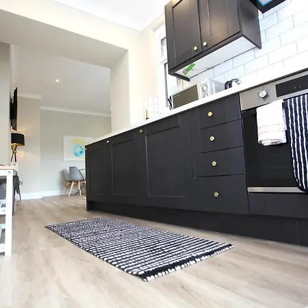 Three Bedroom Upper Flat In Jordanhill