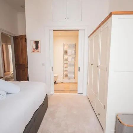 Stunning 3 Bed Flat In The Heart Of The West End *