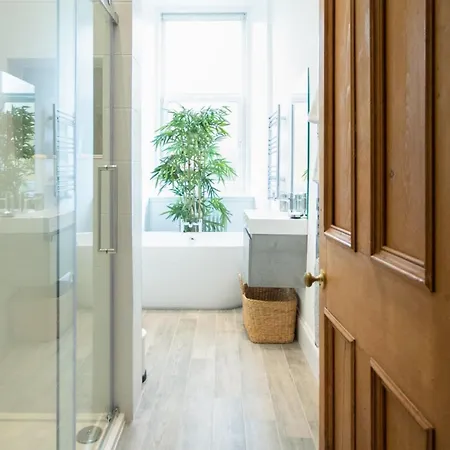 Stunning 3 Bed Flat In The Heart Of The West End