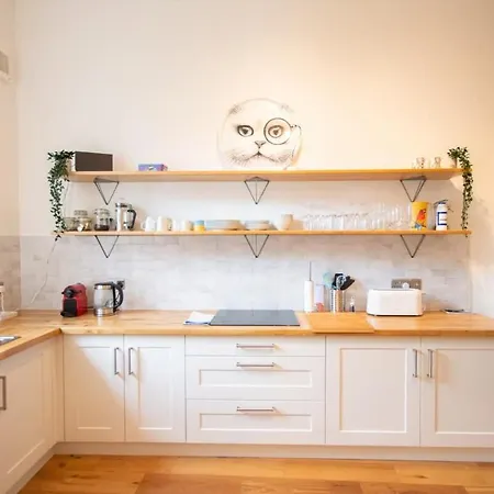 Stunning 3 Bed Flat In The Heart Of The West End